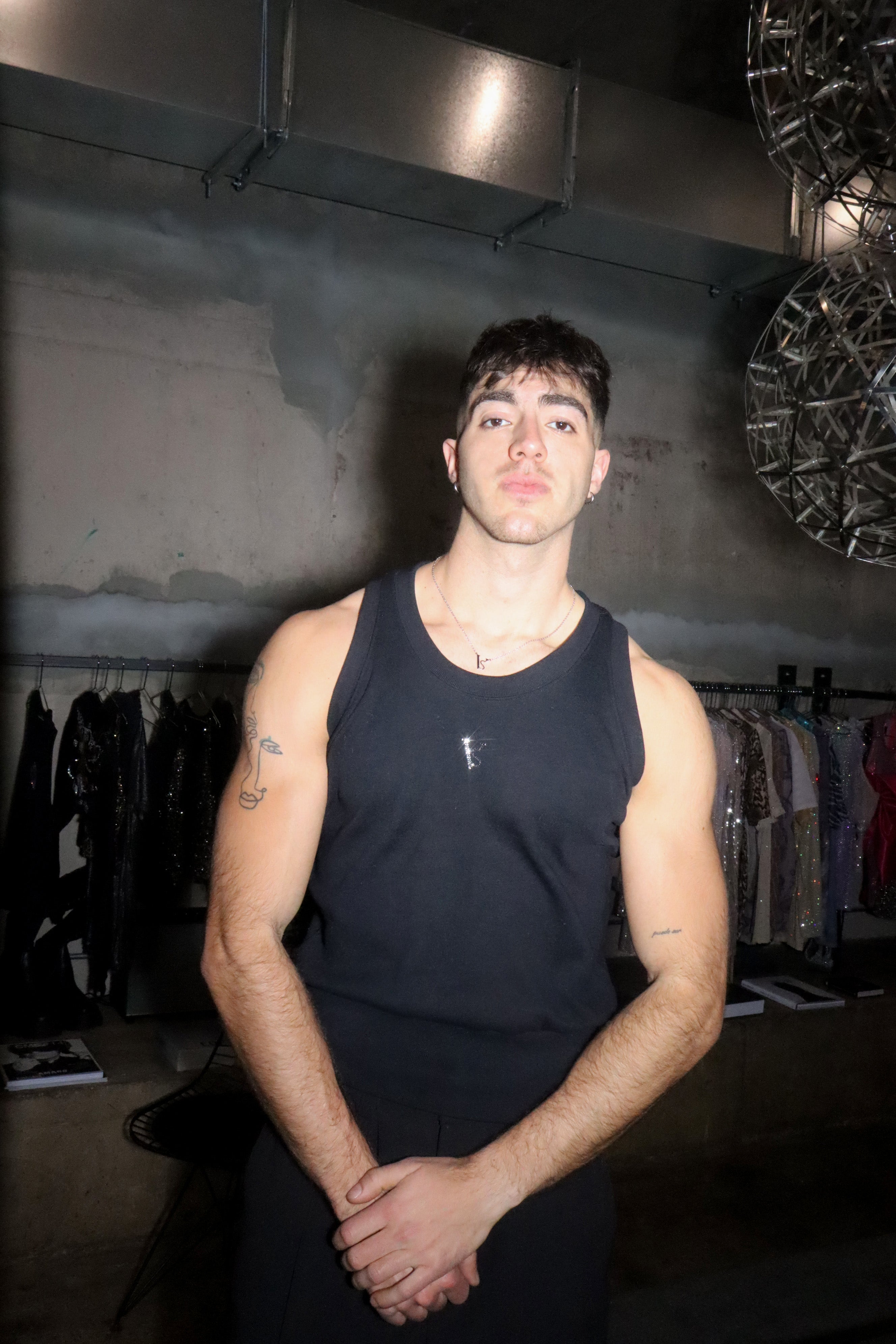 sleeveless shirt