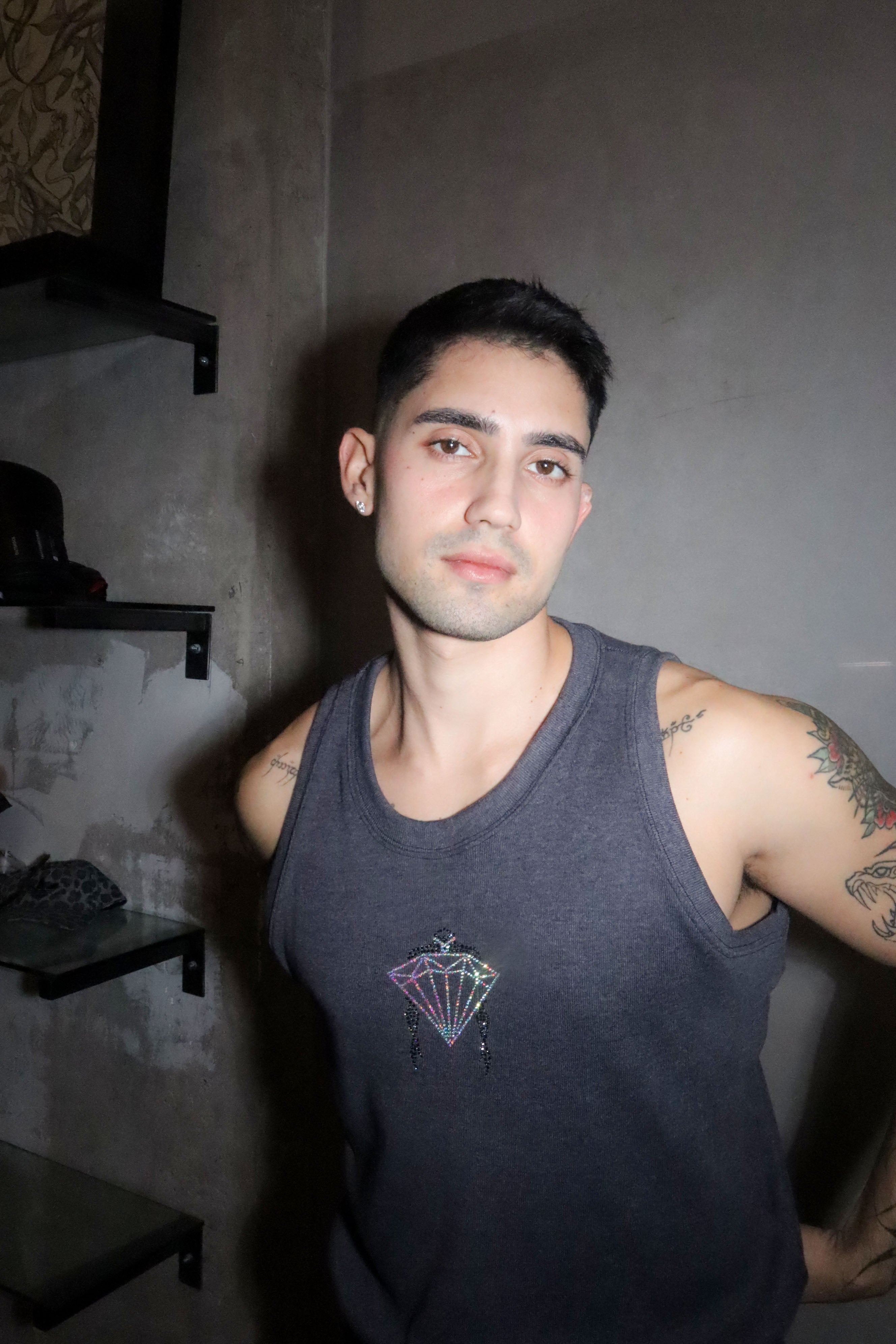 sleeveless shirt